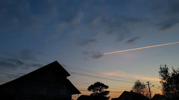 Atardecer Naranja Con Cielo Claro Silueta Casas Árboles Retroiluminados Línea —  Fotos de Stock