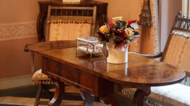 Madrid, İspanya - 19 Eylül - 2020: Cerralbo Sarayı 'ndaki Cerralbo Müzesi' nin iç manzarası, eski bir sanat eserleri koleksiyonuna ev sahipliği yapıyor.