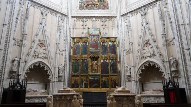 Toledo, İspanya - 24 Eylül - 2020: Toledo katedralinin tarihi ortaçağ şehri Toledo, İspanya