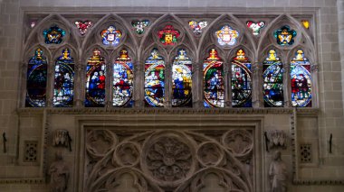 Toledo, İspanya - 24 Eylül - 2020: İspanya 'daki Toledo Katedrali içinde lekeli camlar