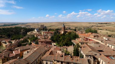 Uzaktaki Kale ile Segovia 'nın şehir manzarası - Alcazar de Segovia