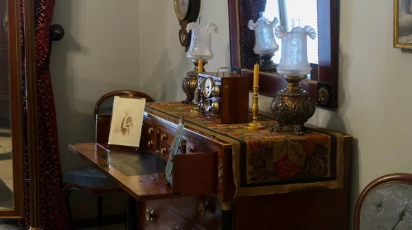 Madrid, İspanya - 19 Eylül - 2020: Cerralbo Sarayı 'ndaki Cerralbo Müzesi' nin iç manzarası, eski bir sanat eserleri koleksiyonuna ev sahipliği yapıyor.