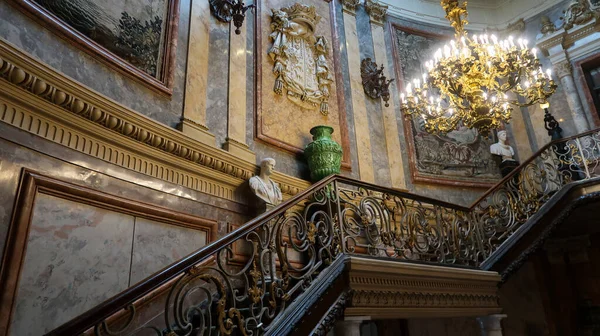 Madrid, İspanya - 19 Eylül - 2020: Cerralbo Sarayı 'ndaki Cerralbo Müzesi' nin iç manzarası, eski bir sanat eserleri koleksiyonuna ev sahipliği yapıyor.