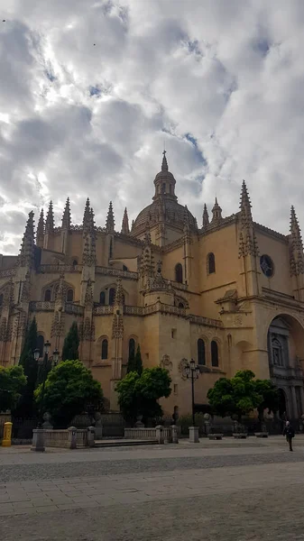 Vertikální Záběr Majestátní Segovia Katedrály Zamračeném Pozadí Oblohy — Stock fotografie