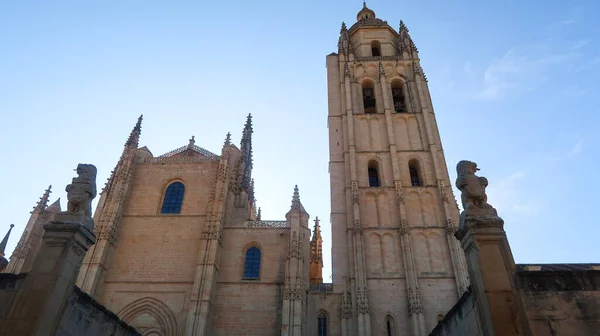Nízkoúhlý Vodorovný Záběr Fasády Katedrály Segovia — Stock fotografie