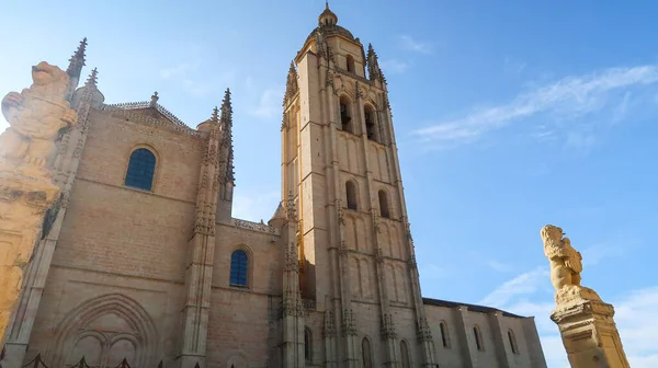 Vodorovný Záběr Fasády Katedrály Segovia Socha Popředí — Stock fotografie