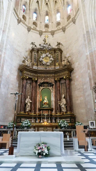 Segovia, İspanya - 22 Eylül - 2020: Gotik Segovia Katedrali 'nin güzel iç manzarası