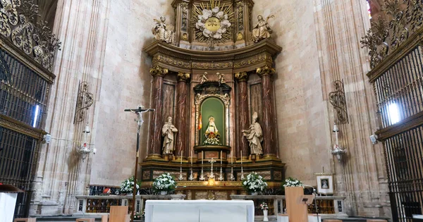 Segovia, İspanya - 22 Eylül - 2020: Gotik Segovia Katedrali 'nin güzel iç manzarası