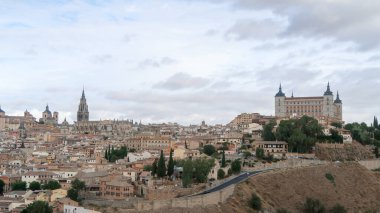 Güzel bir şehir manzarası ve İspanya 'daki antik Toledo şatosunun büyüleyici görüntüsü.