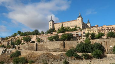 İspanya 'daki antik Toledo kalesinin büyüleyici bir görüntüsü.
