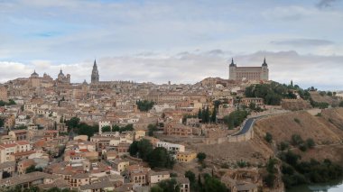 Güzel bir şehir manzarası ve İspanya 'daki antik Toledo şatosunun büyüleyici görüntüsü.