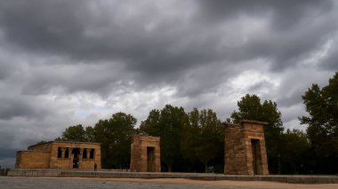 Madrid, İspanya 'da bulutlu bir günde Debod Tapınağı
