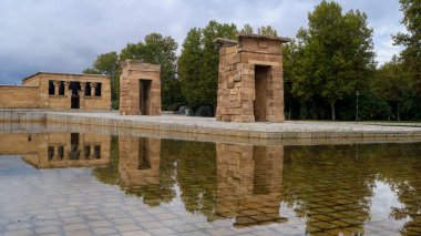 Gün boyunca Debod Tapınağı yansıması, Madrid, İspanya