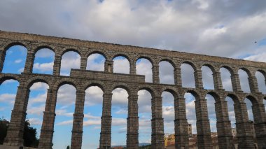 İspanya, Segovia 'da Roma su kemeri. Ünlü Romanesk mimarisi İspanya 'nın Castilla ilinde yer almaktadır..