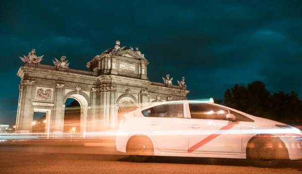 Puerta Alcalá Por Noche Madrid España Con Coche Movimiento —  Fotos de Stock