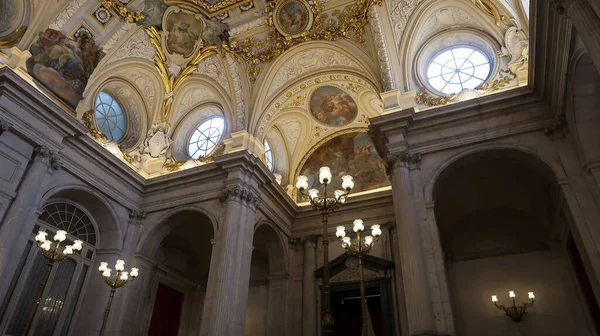 Madrid, İspanya - 21 Eylül - 2020: Madrid Kraliyet Sarayı 'nın iç manzarası