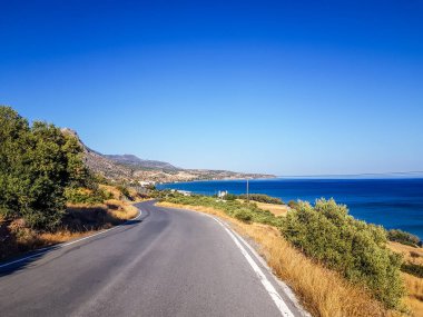 Girit, Keratokampos 'ta kıyı şeridi ve virajlı bir yol