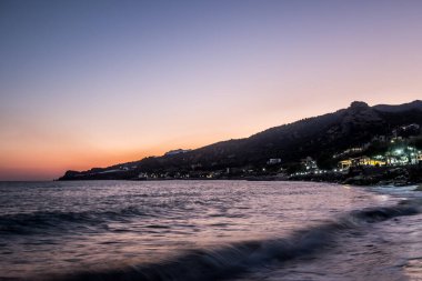 Keratokampos, Girit 'te gün batımında küçük dalgalar ve kıyı şeridi