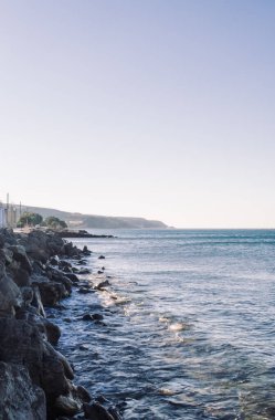 Küçük dalgalar ve kayalarla kıyı şeridi