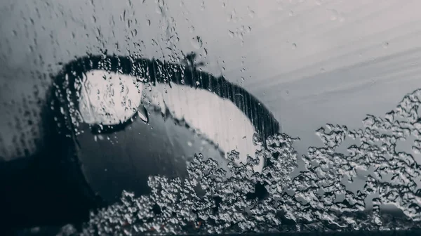 Acqua Neve Ghiacciate Sul Finestrino Laterale Sullo Specchio Laterale — Foto Stock