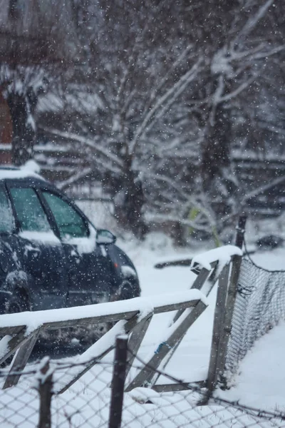 Samochód Przejeżdżający Drodze Pokrytej Śniegiem Podczas Silnego Śniegu — Zdjęcie stockowe
