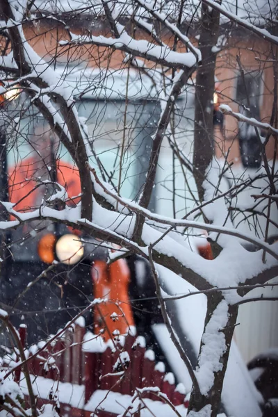 Trattore Veicolo Sfocato Che Lavora Condizioni Neve Durante Inverno — Foto Stock