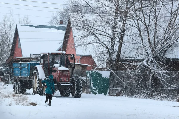 Fiatal Fiú Séta Felé Traktor Használt Télen Nehéz Románia — Stock Fotó