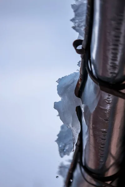 Kış boyunca buz saçaklarının yakın çekim görüntüleri