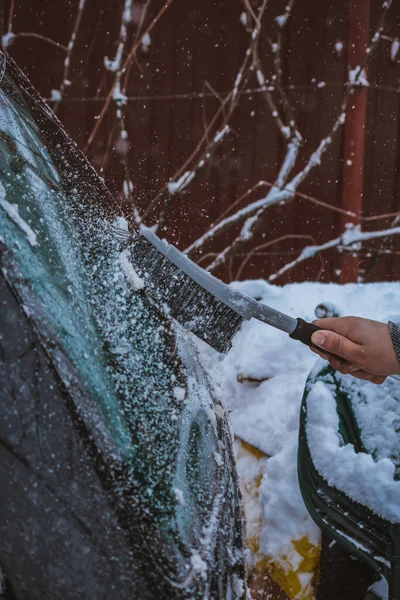 Unga Tonåring Rengöring Snö Från Baksidan Bilen — Stockfoto