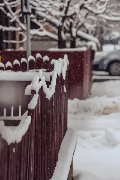 Piros Festett Kerítés Télen Nehéz Romániában — Stock Fotó