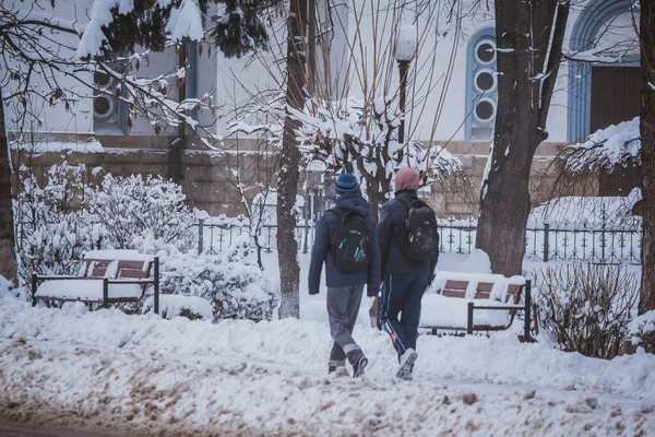 Romanya 'nın Radauti kentinde erkekler kış boyunca kaldırımda yürüyor