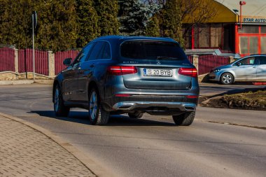 Iasi - Romanya - 13 Mart 2021: Steets 'te yeni bir cip arabası