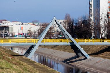 Iasi - Romanya - 13 Mart 2021: Nehir üzerindeki köprü