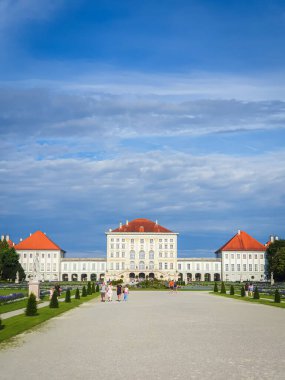 Münih, Almanya 7 Ağustos 2024 - İnsanlar güneşli bir günde Münih 'teki büyük Nymphenburg Sarayı' na çıkan ana caddede yürüyorlar.