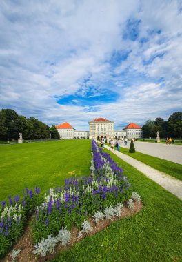 Münih, Almanya, 7 Ağustos 2024 - Münih yolu mor ve beyaz çiçeklerle kaplı