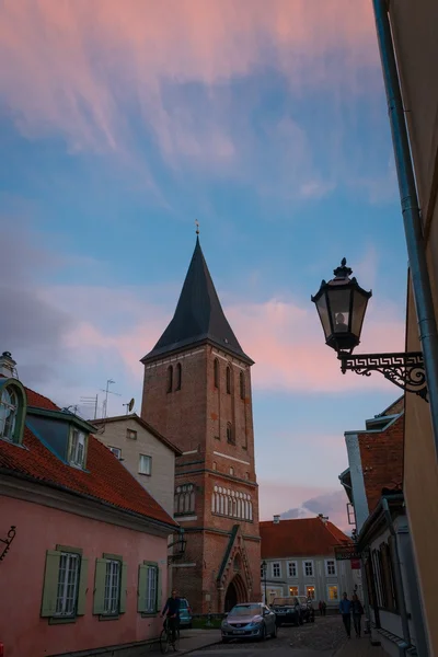 Igreja de São João em Tartu no crepúsculo de verão com céu bonito — Fotografia de Stock