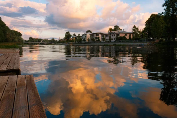 Belos reflexos do céu no rio Emajogi em Tartu — Fotografia de Stock