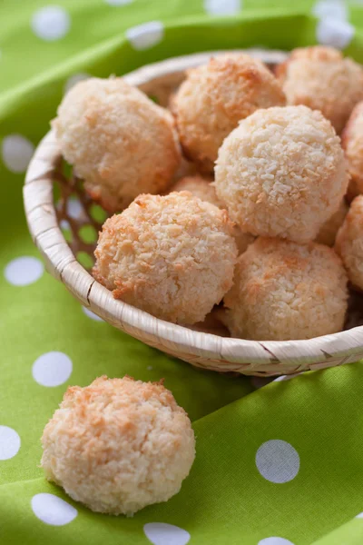 Biscoitos de coco em uma cesta de vime Fotos De Bancos De Imagens