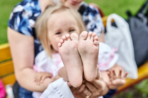 Mädchen Mit Nackten Füßen Aus Nächster Nähe Mutter Wechselt Schuhe — Stockfoto