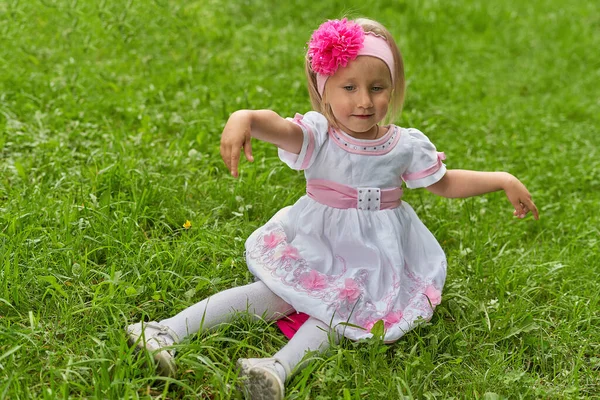 Portrait Girl Dress Bow Her Head Child Sits Green Grass — Stock Photo, Image