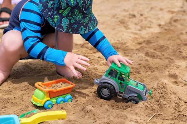 Bambino Gioca Una Macchinina Una Spiaggia Sabbia Una Giornata Sole — Foto Stock