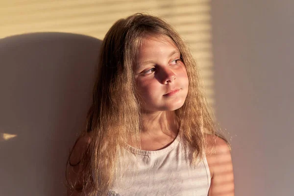 Retrato Uma Menina Com Cabelos Longos Iluminados Pelo Sol Pôr — Fotografia de Stock