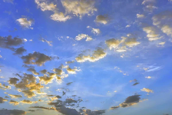 Фрагмент Голубого Неба Облаками Вечером Облака Внизу Освещены Заходящим Солнцем — стоковое фото