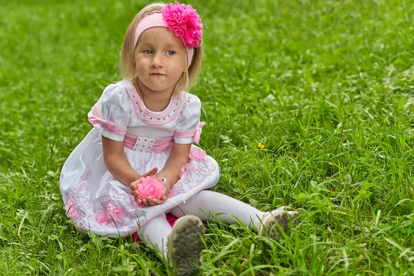 Portrait Girl Dress Bow Her Head Baby Sitting Green Grass — Stock Photo, Image