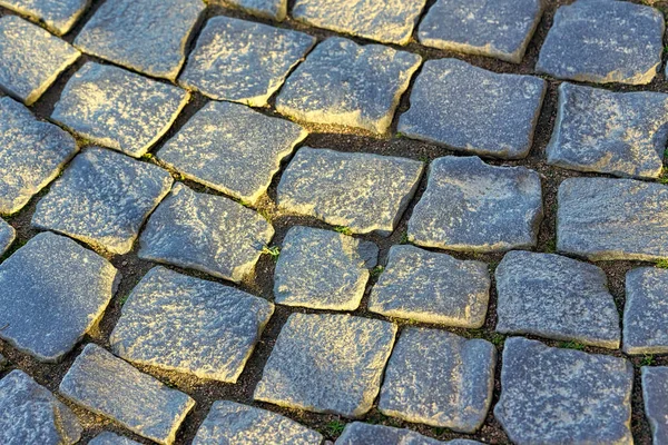 Kare Bloklardan Eski Bir Yolun Parçası Granit Kaldırım Kapanıyor — Stok fotoğraf