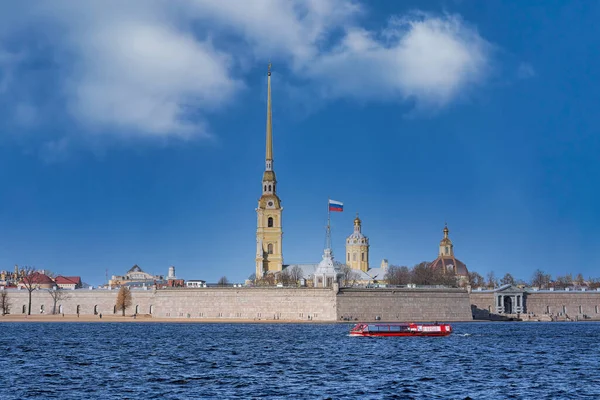 ネヴァ川のピーターとポール要塞 ロシアサンクトペテルブルクの青い空と雲の街 — ストック写真