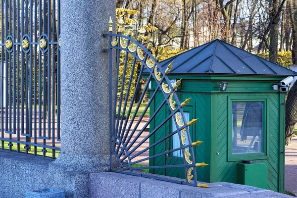 Fragment Des Gitters Des Sommergartens Und Des Hölzernen Wachhäuschens Russland — Stockfoto