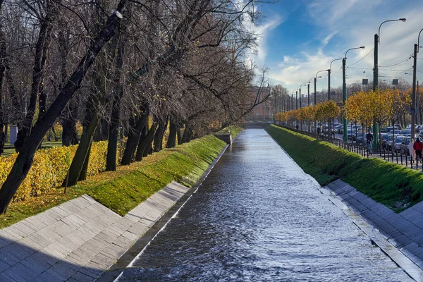 Sonbaharda Güneşli Bir Günde Yaz Bahçesi Yakınlarındaki Şehir Kanalı Rusya — Stok fotoğraf