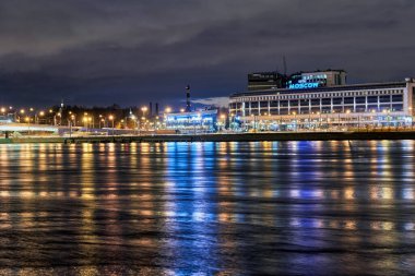 Neva Nehri 'nin Sinopskaya seti üzerindeki Moskova Oteli. Rusya, Saint Petersburg, gece manzarası
