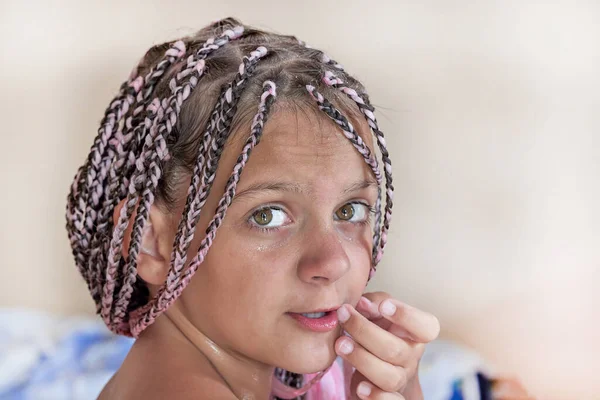 Pembe Örgülü Örgülü Genç Bir Kızın Başı Yaklaş Kameraya Bak — Stok fotoğraf